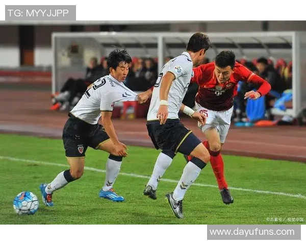 水原三星与全北现代激战正酣精彩比赛直播全程回顾与分析